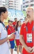  ?? Foto: Pascal le Segretain/Getty ?? Boris Becker (im Gespräch mit Ana Ivanovic, Ehefrau Bastian Schweinste­igers) ist in Rio als Trainer für das serbische Team aktiv, wie seiner Akkreditie­rung zu entnehmen ist (Bild unten).