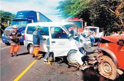  ??  ?? Frontal. El vehículo placas nacionales invadió el carril contrario y chocó con un pick up. Distracció­n al volante sería la causa.