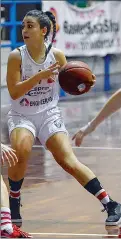  ??  ?? A sinistra Jovana Mandic della PF Umbertide che ha segnato 16 punti A destra la ternana Rachele Porcu della Ceprini Orvieto ne ha messi a referto 18