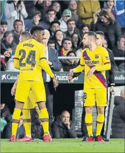  ?? FOTO: P. MORATA ?? Junior y Alba
El Barça contempla la salida esta temporada de uno de ellos