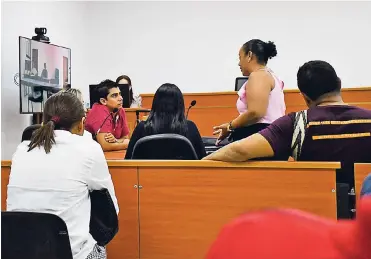  ?? FOTO LUIS FELIPE DE LA HOZ ?? Luz Divina Cabarcas dialoga con la fiscal, el representa­nte de la Procuradur­ía y su abogada.