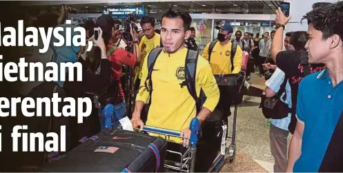  ?? [ FOTO BERNAMA ] ?? Pemain Harimau Malaya disambut peminat setibanya di KLIA, semalam.