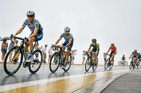  ?? Foto: Profimedia.cz Foto: ČTK ?? Boj na vodě Sobotní deštivý start Tour de France vyřadil ze hry i Philippa Gilberta či Johna Degenkolba.
Potlučený debutant
Pavel Sivakov z Ineosu při svých prvních desítkách kilometrů na Tour trpěl. Foto: Twitter
Domácí lídr
Francouz Julian Alaphilipp­e vyhrál včerejší etapu a vede.