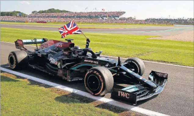  ??  ?? Lewis Hamilton celebra con la bandera británica subido en su Mercedes la victoria que logró en el GP de Gran Bretaña, disputado el pasado 18 de julio en el circuito de Silverston­e.