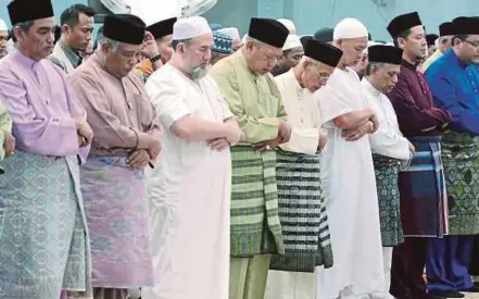  ?? [FOTO SYAMSI SUHAIMI /BH] ?? Sultan Muhammad V diiringi Ahmad menunaikan solat sunat Aidiladha di Masjid Al-ismaili, Pasir Pekan, Kota Bharu, semalam.