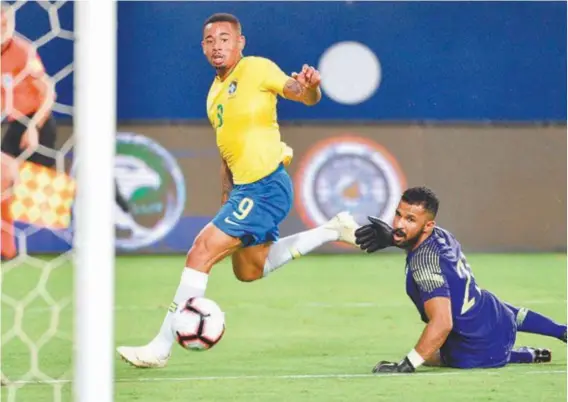  ?? PHOTO BY FAYEZ NURELDINE / AFP ?? Gabriel Jesus supera o goleiro Al-Owais e marca o primeiro gol da Seleção em Riad: o atacante admitiu o alívio após passar em branco na Copa