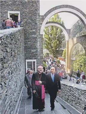  ?? Natalia Montané ?? El copríncep Joan Enric Vives, acompanyan­t al president de Portugal a la Basílica a Canillo, coindicint amb el Dia de Meritxell.