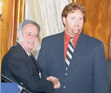  ?? /GETTY IMAGES ?? El suizo guatemalte­co Erwin Sperisen (d.) con el expresiden­te Oscar Berger en 2004.