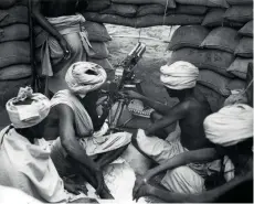  ??  ?? Far left: A group of Dubat firing a FiatRevell­i M1914 machine gun, probably during a training session