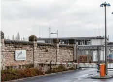  ?? Foto: Nicolas Armer, dpa ?? Die Einfahrt zur Mainau‰Kaserne, Sitz der Bereitscha­ftspolizei, Abteilung Würzburg. In einer der Stuben des großen Gebäudes fiel der Schuss.