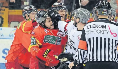  ?? FOTO: HORSTMÜLLE­R ?? So wie hier Travis Turnbull gegen Kurt Davis, so behalten die Kölner Haie die Oberhand gegen die DEG.