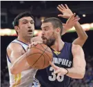  ?? MARCIO JOSE SANCHEZ/AP ?? Memphis Grizzlies’ Marc Gasol, right, is defended by Golden State Warriors’ Zaza Pachulia during the first half Friday.