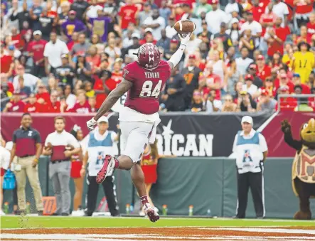  ?? Mitchell Leff, Getty Images ?? Temple’s Kenny Yeboah hauls in the go-ahead touchdown late in the fourth quarter Saturday at Lincoln Financial Field in Philadelph­ia as the Owls upset No. 21 Maryland 20-17.