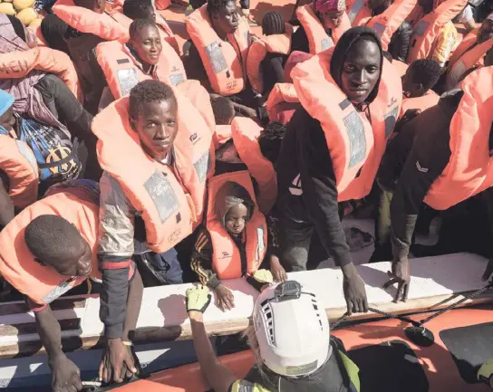  ?? ?? Bisher kein Zutritt: Hunderte Menschen auf dem Rettungssc­hiff »Ocean Viking« warten seit Längerem darauf, in Europa an Land gehen zu dürfen.