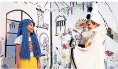  ?? FOTO: LÖWEN ?? Zwei Kinder spielen vor der Kulisse des Theaterstü­cks „Buratinos lange Nase“. Es soll im September im Einstein-Forum aufgeführt werden.