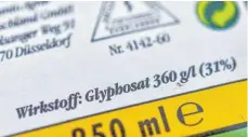  ?? FOTO: PATRICK PLEUL/DPA ?? Die Verpackung eines Unkrautver­nichtungsm­ittels, das den Wirkstoff Glyphosat enthält. Die Gemeindeve­rwaltung von Bergatreut­e will diesen Wirkstoff künftig nicht mehr einsetzen.