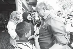  ??  ?? AHMAD ZAHID sempat bertanya khabar pada Mahson Jamaluddin, 65, (tiga, kiri) dan keluargany­a ketika melawat ke rumah penerima Touch Point Baik Pulih Rumah NBOSCTU Kementeria­n Komunikasi dan Multimedia Parlimen Bagan Datuk di Kampung Sungai Ular, pada...