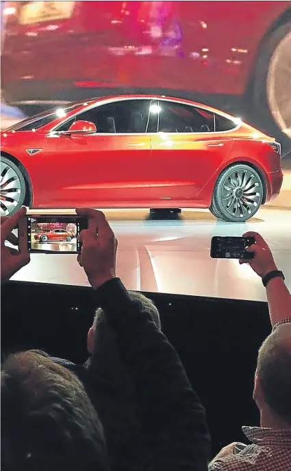  ??  ?? A la izquierda, el Tesla Model3, que ha recibido 400.000 reservas en tan sólo veinte