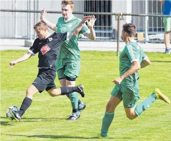  ?? FOTO: GKR ?? Nick Feyer lässt sich von der Altheimer Hintermann­schaft nicht abschüttel­n und erzielt das 4:1.