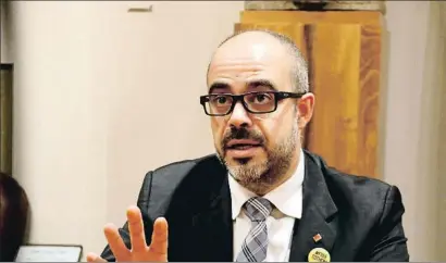  ??  ?? El conseller de Interior, Miquel Buch, en una comparecen­cia ante los medios la semana pasada en Vic