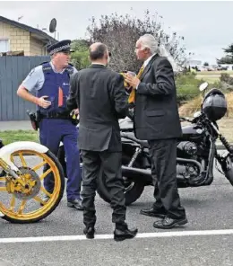  ?? AFP ?? Biker dabei (Bild), nun wollen sie auch die Moscheen beschützen.