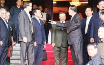  ?? HENG CHIVOAN ?? Prime Minister Hun Sen speaks to CPP lawmaker Say Chhum and court-dissolved CNRP officials, Kem Sokha and Sam Rainsy, on the steps of the Senate in 2014.