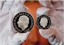  ?? ?? Νομίσματα αξίας 5 στερλινών και 50 πενών αντίστοιχα, με τη μορφή του νέου βασιλιά, «κομμένα» από το Βασιλικό Νομισματοκ­οπείο.