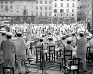  ??  ?? 1966 Un concerto della banda dei vigili nella Loggia dei Lanzi
