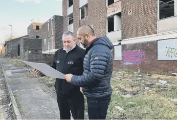  ?? ?? Cllr Phil Tye, ward member for Silksworth, and Bal Singh, director of Almscliffe, at the site.