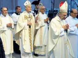  ?? La messa ?? Il vescovo Matteo Zuppi durante le celebrazio­ni in San Petronio