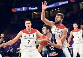  ?? (Photo AFP) ?? Le championna­t d’Europe  est déjà fini pour Nando de Colo et les Bleus, battus hier par l’Allemagne en huitième de finale. Énorme désillusio­n !