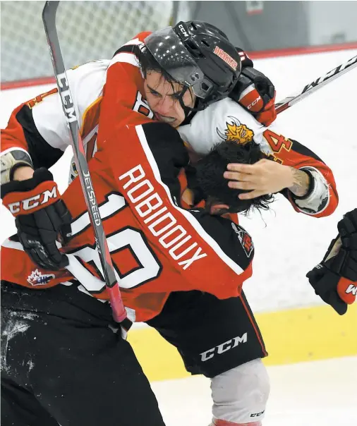  ?? PHOTO STEVENS LEBLANC ?? Mikaël Robidoux a dérangé l’adversaire à plusieurs reprises hier soir. Il a notamment dû rendre des comptes au défenseur du Drakkar Sacha Roy, en deuxième période.