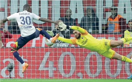  ??  ?? Pareggio Babacar spinge in rete il pallone dopo il rigore parato dal portiere rossonero Donnarumma (Ap)