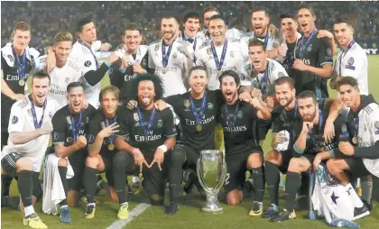  ??  ?? Jugadores del Real Madrid celebran la revalidaci­ón de la Supercopa de Europa