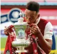  ?? Foto: dpa ?? Nach dem Sieg küsst Pierre-Emerick Aubameyang den Pokal.