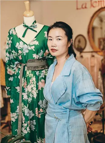  ?? Foto: Petr Kozlík, MAFRA ?? Původem vietnamská návrhářka již dvacet osm let žije v České republice. Ve svém obchodě ve Štěpánské ulici vystavuje a prodává oblečení, které sama vytvořila.