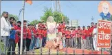  ?? HT ?? ▪ Coolies at Agra Cantt railway station reached ‘Atal Chowk’ in Taj city on Sunday to offer tributes to the former PM.