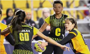  ??  ?? Going all out: Malaysia’s Puah Pei San (right) vying for the ball with Brunei’s Nur Syuhaidah Fahriyana Sukri (centre) and Nurafiqah Samat during the semi-finals at Stadium Juara in Bukit Kiara yesterday. Malaysia won 70-28.