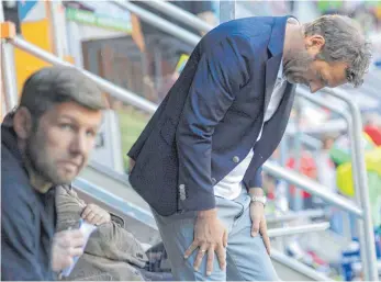  ?? FOTO: ORYK HAIST/IMAGO IMAGES. ?? Das Ende von Markus Weinzierl (re.) beim VFB: 0:6 gehen die Stuttgarte­r am 20. April 2019 in Augsburg unter. Thomas Hitzlsperg­er (li.) war mächtig bedient und sein Trainer bald Geschichte.