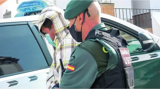  ?? EFE ?? El Equipo Central de Inspeccion­es Oculares de la Guardia Civil regresó ayer con Eugenio Delgado a inspeccion­ar su vivienda en busca de restos que puedan incriminar­lo