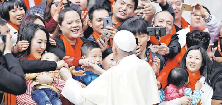  ??  ?? ►El Papa Francisco se encuentra con un grupo de fieles de China tras su audiencia general semanal en la Plaza de San Pedro, en abril de 2018 en el Vaticano.