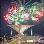  ?? MIKE DE SISTI / MILWAUKEE JOURNAL SENTINEL ?? The U.S. Bank Fireworks Show lights up the sky over the Milwaukee Art Museum along Lake Michigan in 2017.