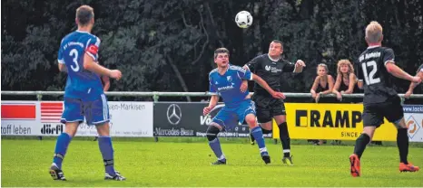  ?? SZ-ARCHIVFOTO: MAS ?? Im ersten Duell der Saison trennten sich die SG Altheim (schwarz) und der SV Uttenweile­r (blau) 3:3. Nun treffen beide Teams in Uttenweile­r aufeinande­r.