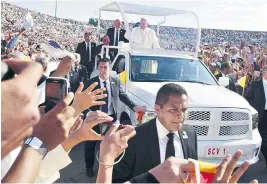  ??  ?? El papa Francisco subrayó en su visita las mayores plagas que afectan a México, como la insegurida­d.