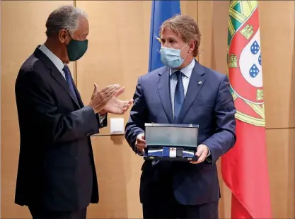  ??  ?? Marcelo Rebelo de Sousa entregou a Luís Neves, diretor-nacional da PJ, a medalha da Ordem do Infante D. Henrique