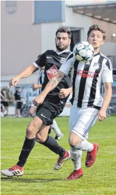  ?? FOTO: NIKLAS KESENHEIME­R ?? Mietingens Ben Rodloff (rechts) beseitigte mit seinem 30-Meter-Lupfer in der Nachspielz­eit die letzten Zweifel am Sieg.