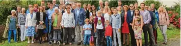  ?? Foto: Josef Abt ?? Eine richtige Großfamili­e sind die Heindls aus dem Rehlinger Ortsteil Au. Vor wenigen Tagen feierten Adolf und Christine Heindl (vorne Mitte) ihr Fest der diamantene­n Hochzeit. Dazu traf sich die komplette Familie mit fünf Kindern, 15 Enkeln und neun...