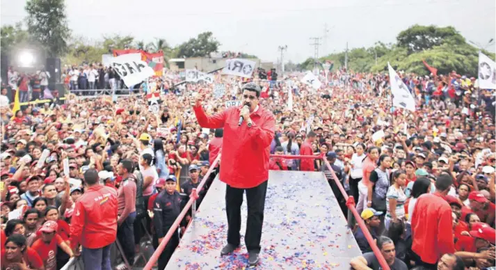  ??  ?? ► El Presidente Nicolás Maduro durante un acto de campaña en Valencia, el martes.