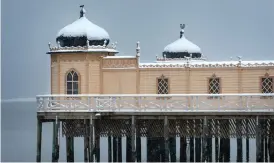  ?? Bild: ANNIKA KARLBOM ?? SNÖTÄCKT KALLBADHUS. Över sju centimeter snö föll över Varberg med omnejd under torsdagen.