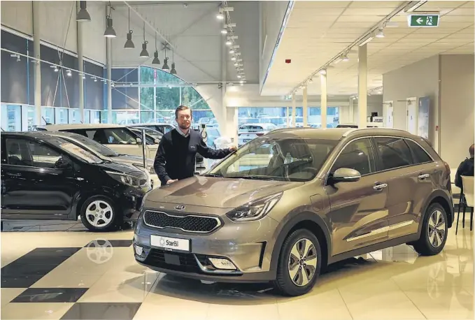  ?? BEGGE FOTO: TORE ØYVIND MOEN ?? VENTELISTE: Om få uker kommer Kia Niro electric som over 5.500 står på venteliste for å kjøpe til Norge. Salgssjef Steinar Naes forteller at den elektriske versjonen blir litt lenger, men ellers ganske lik den utstilte Kia Niro i ladbar hybridutga­ve.